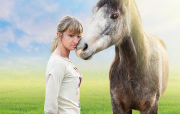 Una mujer apoya su mejilla en el morro de un caballo