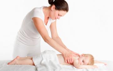 Experta en fisioterapia infantil trabajando con un bebé