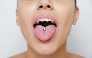 Chica con piercing en la lengua