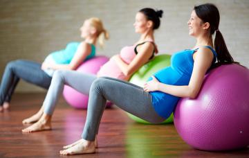 Mujeres embarazadas practicando ejercicio para el suelo pélvico