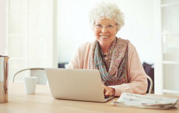 Una anciana se beneficia de las ventajas de la banca online 