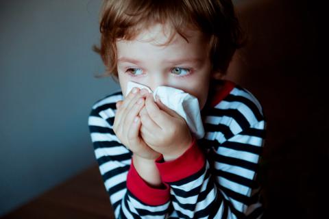 Síntomas y diagnóstico del síndrome de Sanfilippo Niño con problemas respiratorios