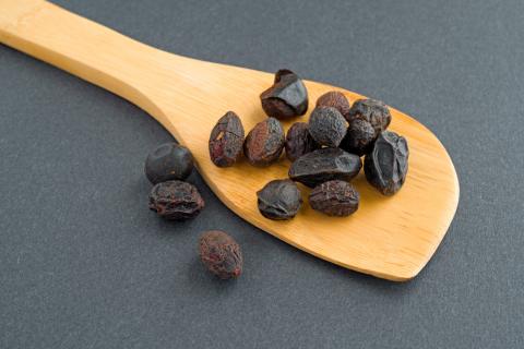 Cómo se toma el saw palmetto: usos, remedios y contraindicaciones Frutos en una cuchara de saw palmetto