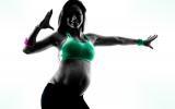 Mujer embarazada bailando