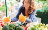 Mujer comprando alimentos ecológicos