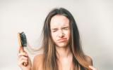 Mujer con problemas de pérdida de cabello por tracción