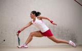 Jugadora de squash con gran resistencia muscular