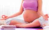 Mujer embarazada practicando yoga