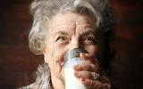 Señora mayor tomando un vaso de leche 
