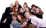 Un grupo de teatro formado por mujeres posa sonriente