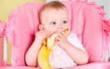 Bebé comiendo plátano