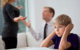 Niño se tapa los oidos al discutir sus padres