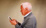 Hombre mayor consulta una aplicación en su móvil