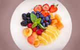 Plato con frutas cortadas y listas para comer