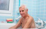 Hombre mayor en el interior de la bañera