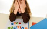 Niña víctima de acoso escolar o bullying