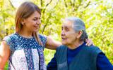 Cuidadora atiende a mujer mayor con demencia