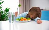 Niño se niega a comer verduras