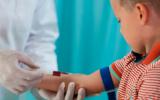 Un sanitario extrae sangre a un niño