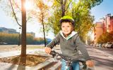 Un niño pequeño monta en bicicleta