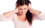 Mujer sufriendo los efectos nocivos del ruido