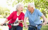 personas adultas realizando ejercicio físico para cuidar la osteoporosis