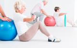 Personas mayores realizando ejercicio físico 