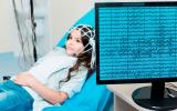 Chica realizándose una prueba de electroencefalograma (EEG)