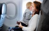 Madre e hijo en su asiento del avión