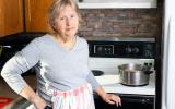 Mujer mayor en la cocina de su casa