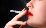 Mujer con los labios pintados fumando un cigarrillo