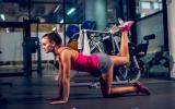 Chica realizando ejercicios para fortalecer los glúteos en el gimnasio