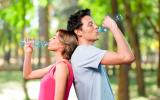 Deportistas bebiendo agua para prevenir la hiponatremia