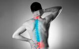Hombre con problemas y dolor en la espalda por malas posturas