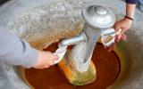 Dos personas llenan sus jarritas con agua de una fuente en Karlovy Vary