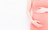 Una mujer embarazada se toca el estómago