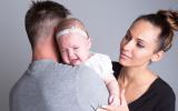 Padres consuelan al bebé que llora
