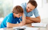 Un padre ayuda a su hijo con los deberes