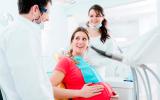 Mujer embarazada por el método ropa en la consulta del médico