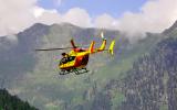Helicóptero sobrevuela una zona de montaña