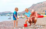 Abuelos de vacaciones con sus nietos