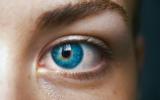 Mujer con el ojo azul intenso