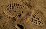 Huella de zapatilla sobre arena