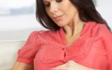 Una embarazada se toca el vientre con gesto preocupado