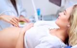 Mujer realizándose una ecografía previa a la amniocentesis