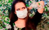 Mujer con mascarilla para prevenir la alergia