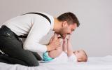 Un padre hace carantoñas a su bebé