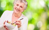 Una mujer mayor a punto de tomarse una ensalada