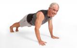 Un hombre mayor realiza una tabla de ejercicios