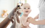 Bebé siendo vacunado del sarampión